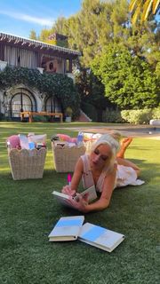 Christina Aguilera feet photo thumbnail