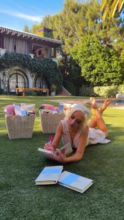 Christina Aguilera feet photo 5