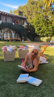 Christina Aguilera feet photo 4