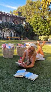 Christina Aguilera feet photo 3
