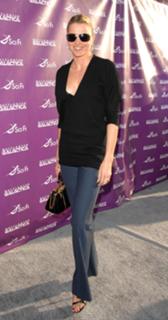 Lucy Lawless feet photo thumbnail