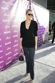 Lucy Lawless feet photo thumbnail