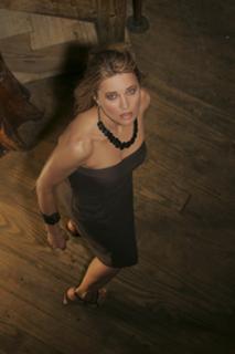 Lucy Lawless feet photo thumbnail