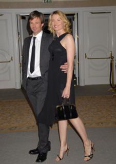 Lucy Lawless feet photo thumbnail