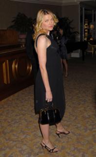 Lucy Lawless feet photo thumbnail