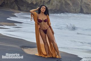 Salma Hayek feet photo thumbnail