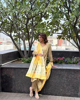 Sonali Bendre feet photo 3
