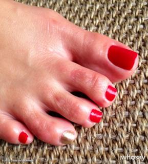 Giada De Laurentiis feet photo thumbnail