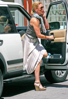 Katherine Heigl feet photo thumbnail