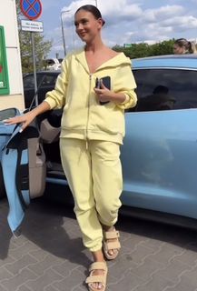 Klaudia Halejcio feet photo thumbnail