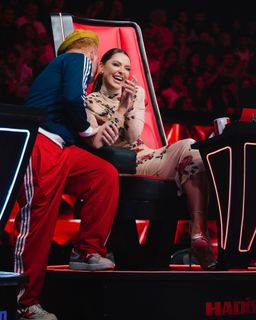 Hadise feet photo thumbnail