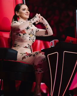 Hadise feet photo thumbnail