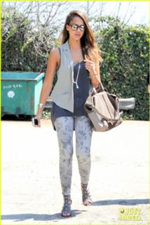 Jessica Alba feet photo thumbnail