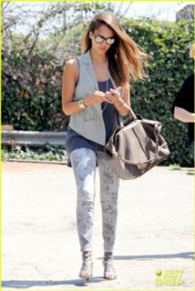 Jessica Alba feet photo thumbnail