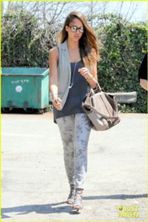 Jessica Alba feet photo thumbnail