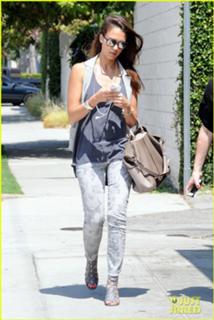 Jessica Alba feet photo thumbnail