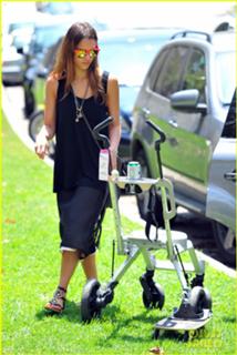 Jessica Alba feet photo thumbnail