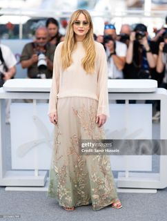 Jennifer Lawrence feet photo thumbnail