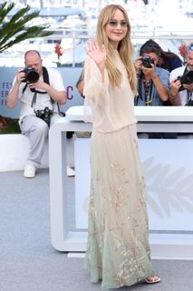 Jennifer Lawrence feet photo thumbnail