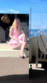 Elle Fanning feet photo thumbnail