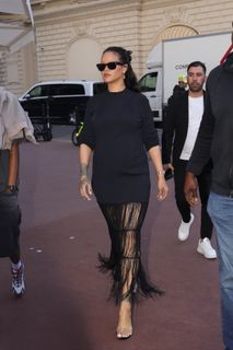 Rihanna feet photo thumbnail