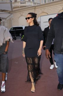 Rihanna feet photo thumbnail