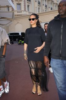 Rihanna feet photo thumbnail