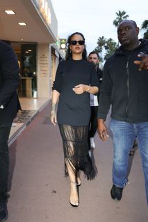 Rihanna feet photo thumbnail