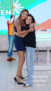 Pinar Altug feet photo thumbnail