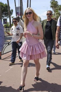 Elle Fanning feet photo thumbnail