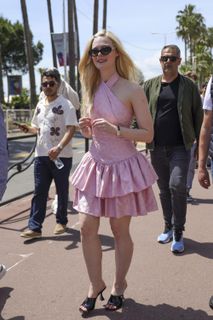 Elle Fanning feet photo thumbnail
