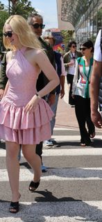 Elle Fanning feet photo thumbnail