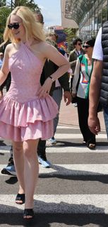 Elle Fanning feet photo thumbnail