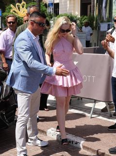 Elle Fanning feet photo thumbnail