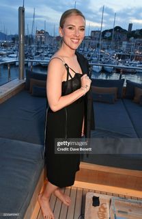 Scarlett Johansson feet photo thumbnail