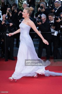Scarlett Johansson feet photo thumbnail