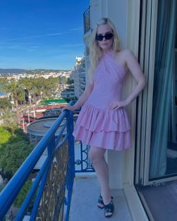 Elle Fanning feet photo thumbnail