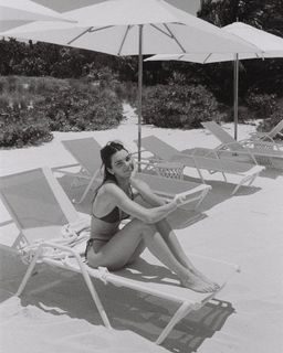 Kendall Jenner feet photo thumbnail