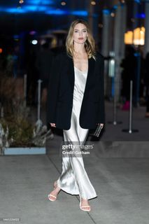 Martha Hunt feet photo thumbnail