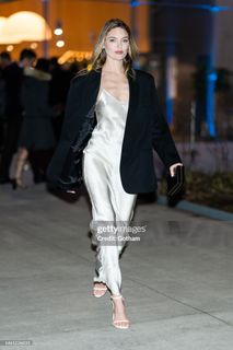 Martha Hunt feet photo thumbnail
