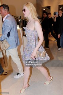 Elle Fanning feet photo thumbnail