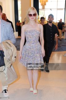 Elle Fanning feet photo thumbnail