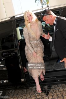 Elle Fanning feet photo thumbnail