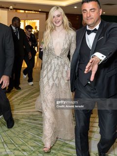 Elle Fanning feet photo thumbnail