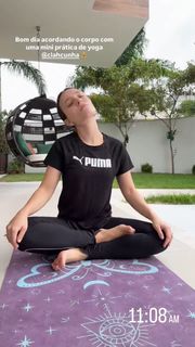 Larissa Manoela feet photo thumbnail