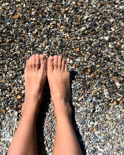 Tuba Büyüküstün feet photo 1