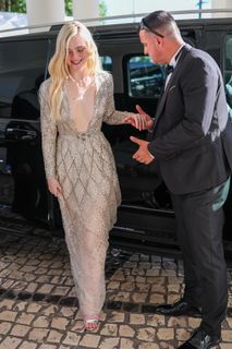 Elle Fanning feet photo thumbnail