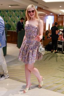 Elle Fanning feet photo thumbnail