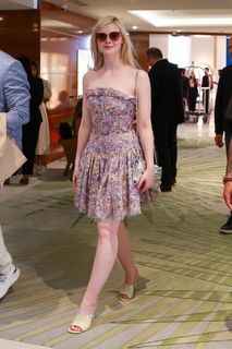 Elle Fanning feet photo thumbnail