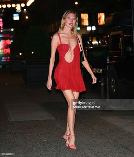 Martha Hunt feet photo thumbnail
